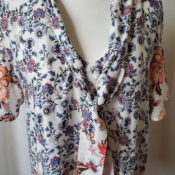 The Neck Down Floral Top with Tie Womens Large - Picture 9 of 10